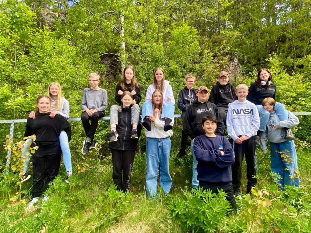 Viser årets juryklasse fra Iveland skole