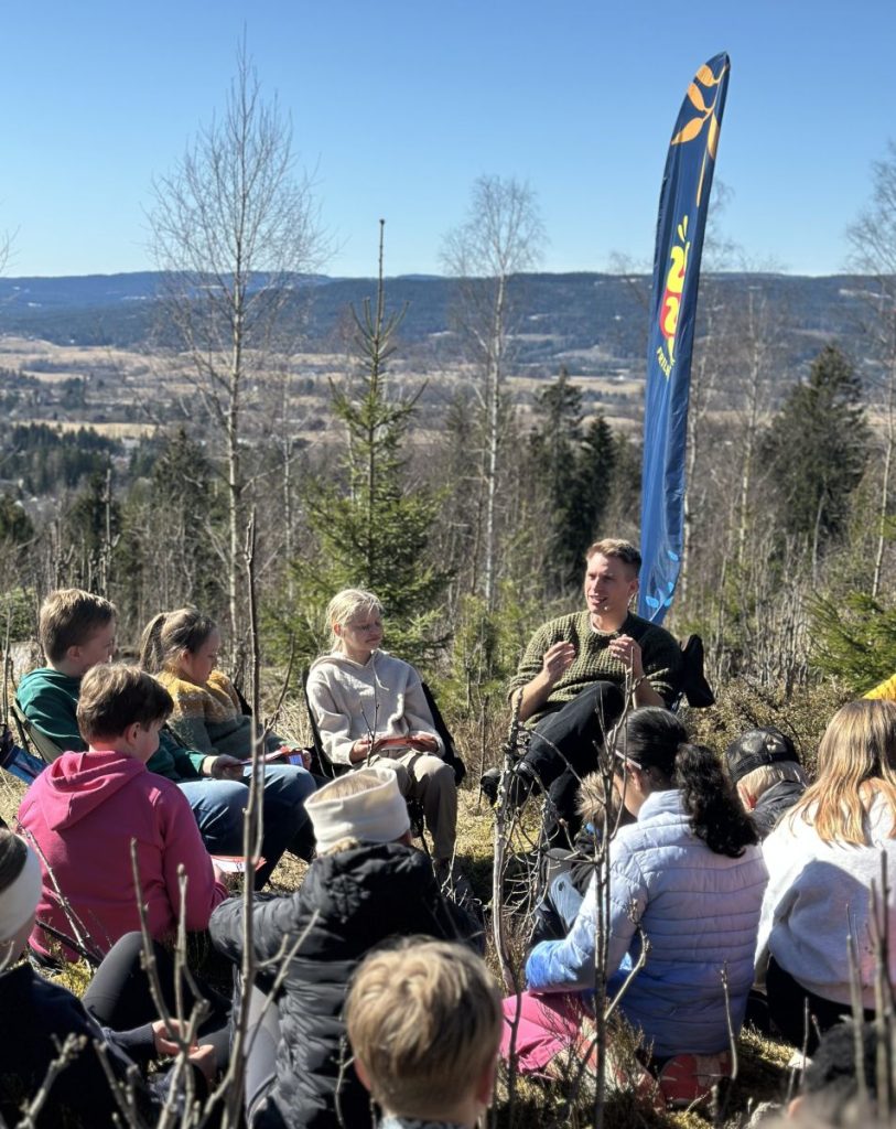 Elever som snakker med forfatter Håkon Marcus ute i naturen.