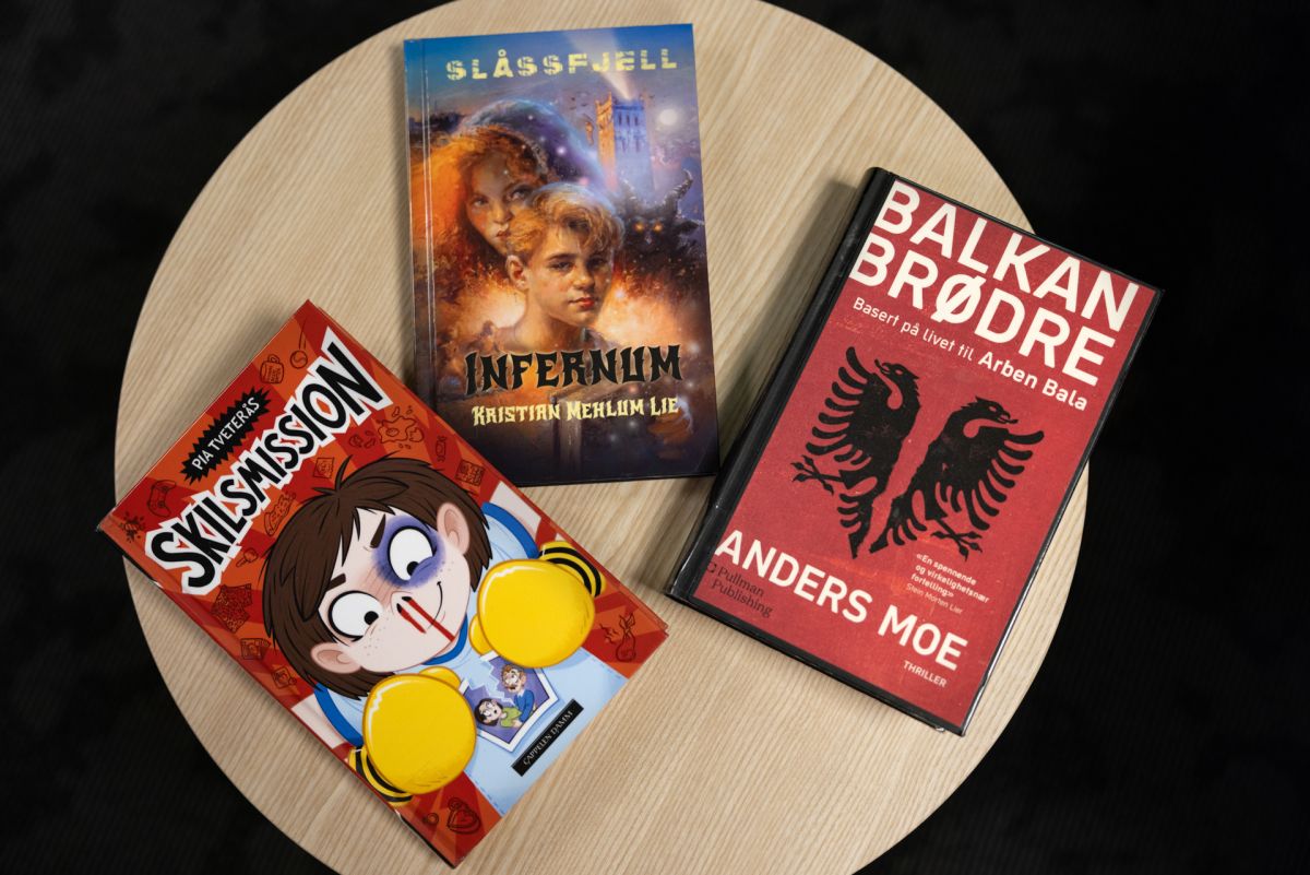 Tre bøker som ligger på et bord