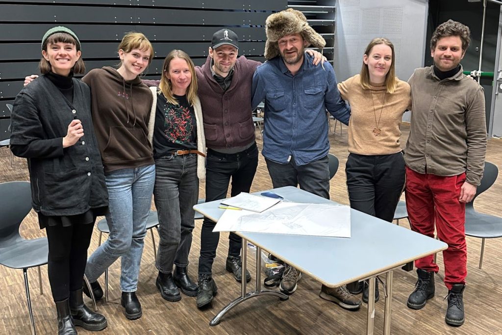 Gruppebilde av illustratørene Katarina Caspersen, Pia Benedikte Evensen, Simen Langeland, Kjersti Synneva Moen, Mats Jørgen Sivertsen, Mads Johan Øgaard og ansvarlig produsent Fredrik Borgund