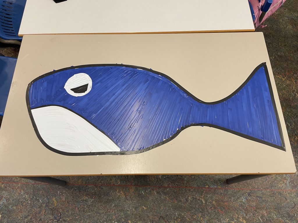 En hval laget av teip