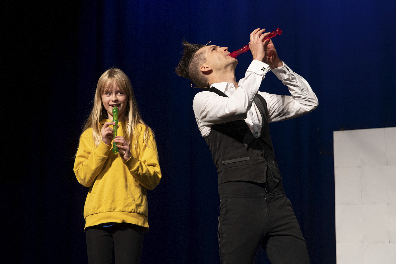 En mann og en jente spiller fløyte