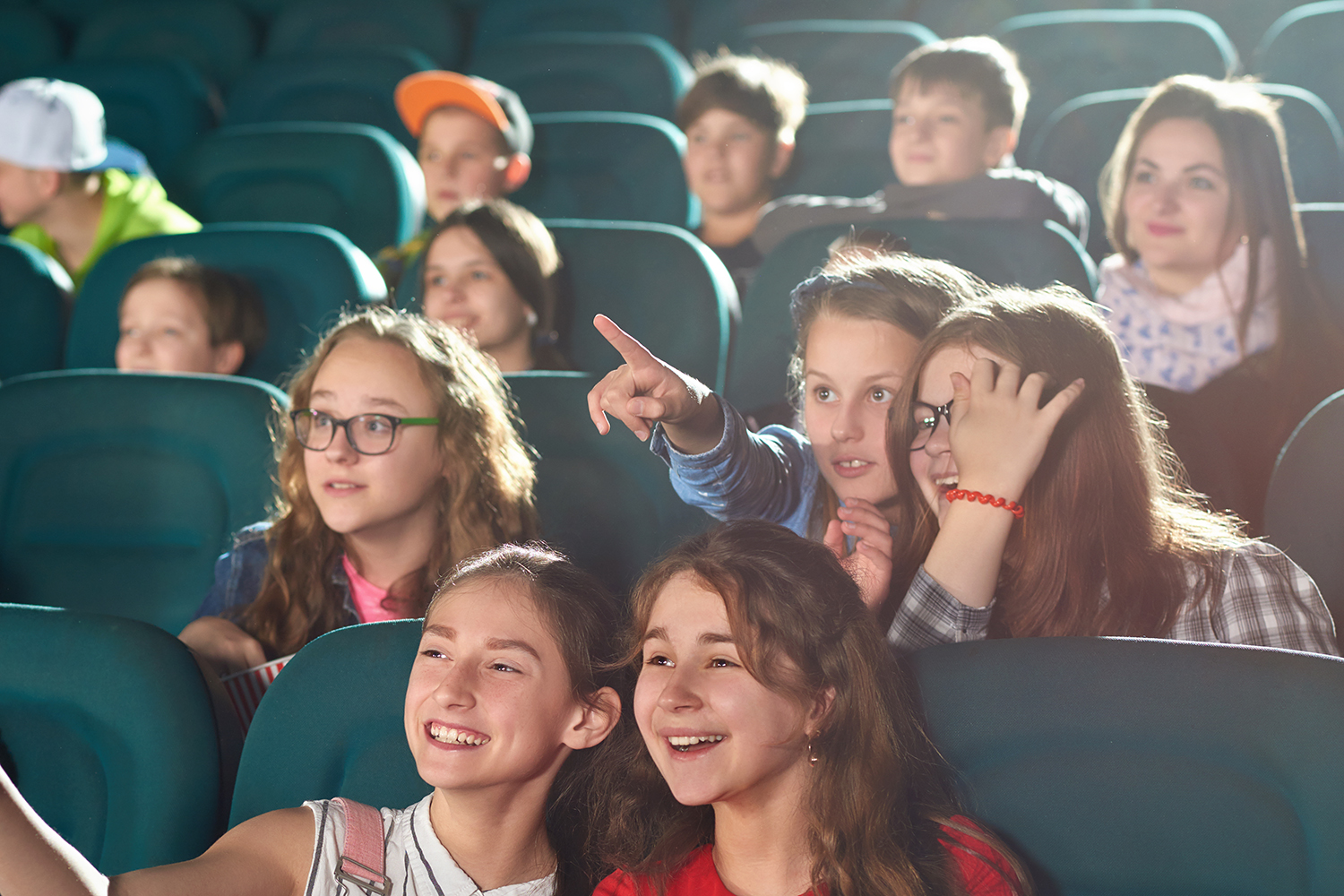 Glade og forventningsfulle barn i en kinosal