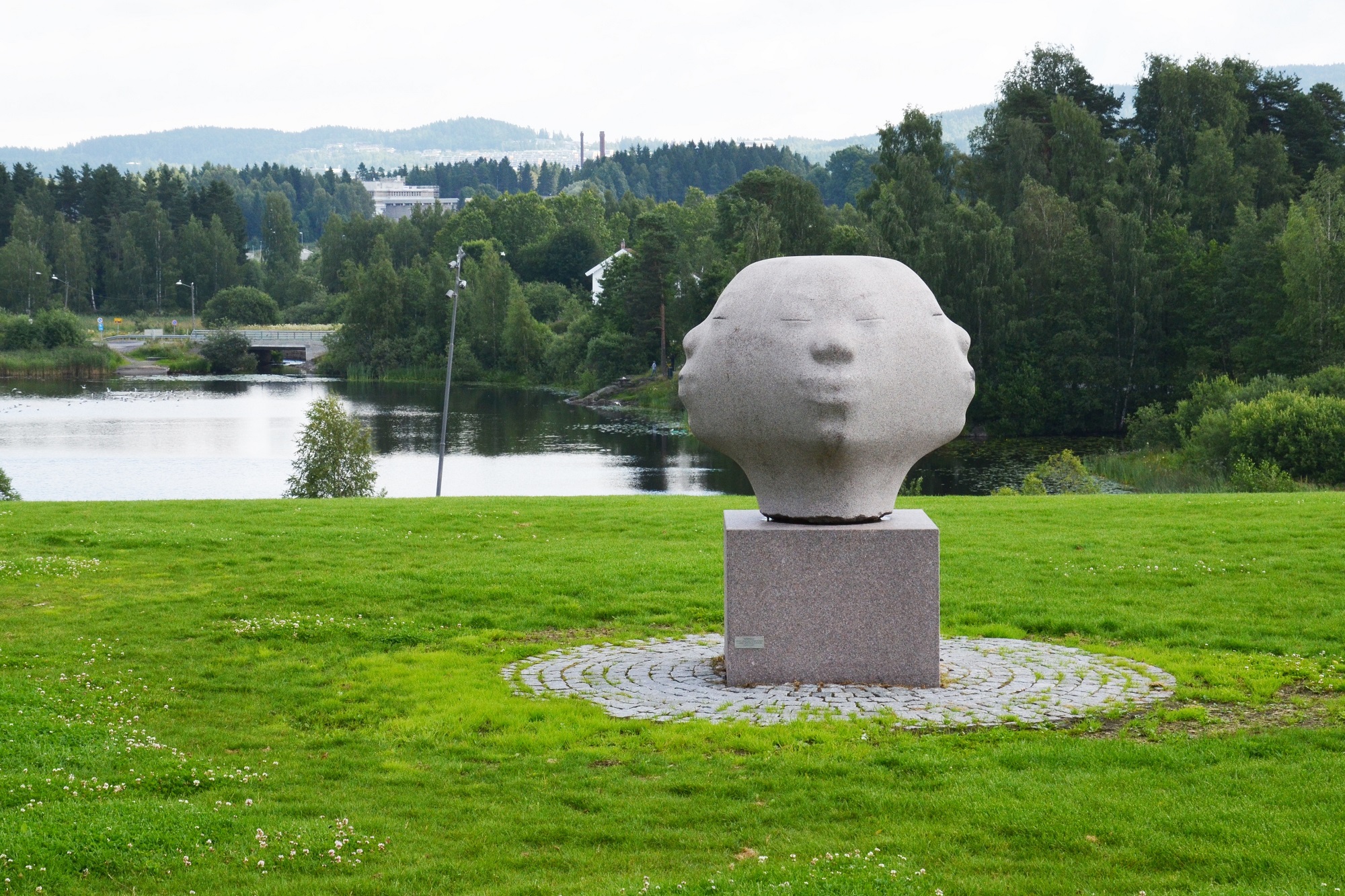 "Samhold" skulptur med ansikter laget av Kjersti Wexelsen Goksøyr. Rådhusparken, Lørenskog