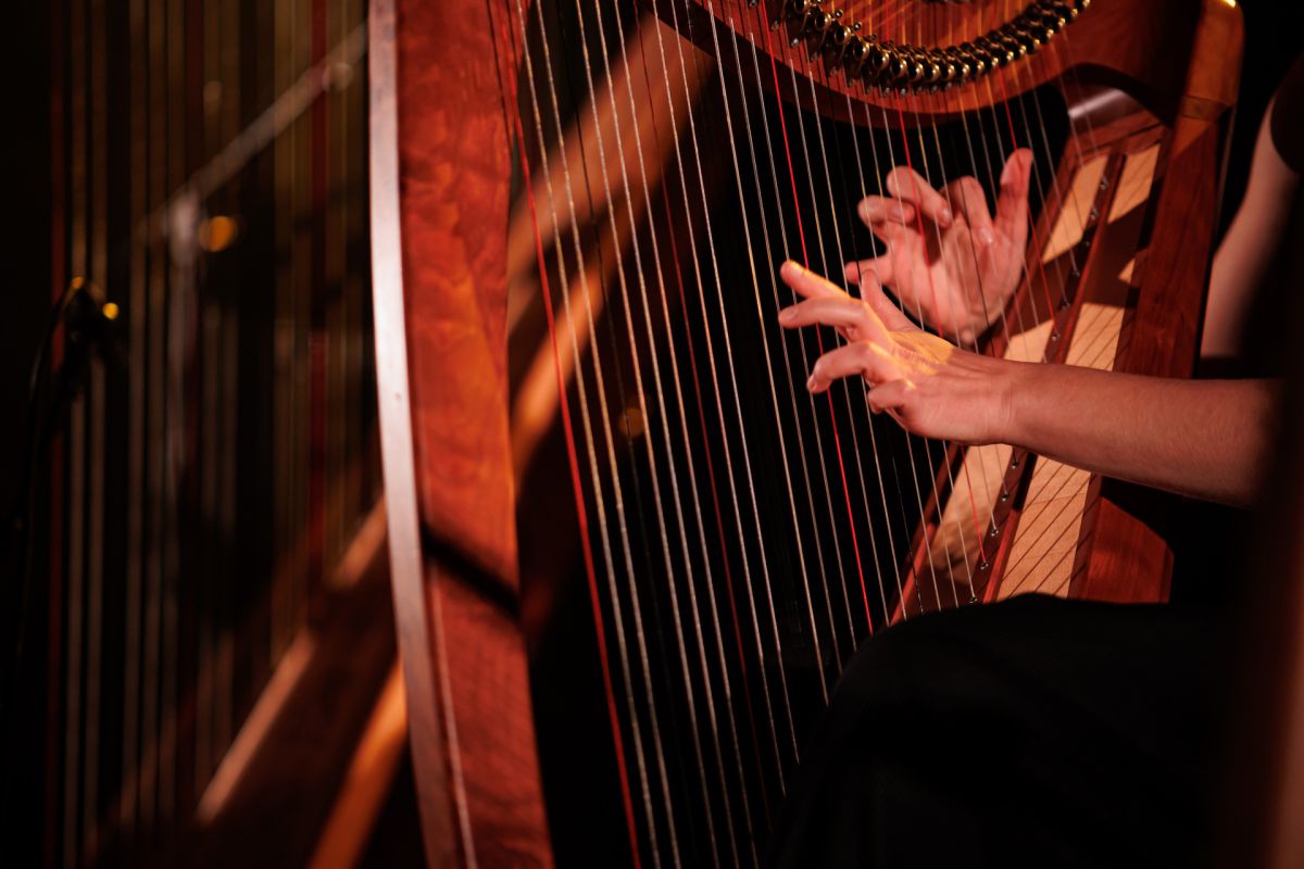 To hender spiller på en harpe.