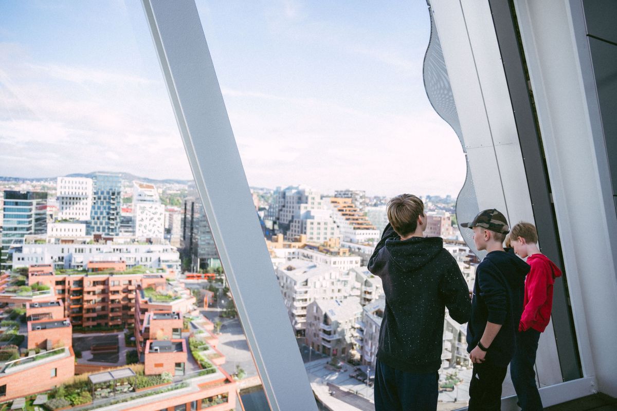 Barn ser ut av vinduet på Munchmuseet i Oslo