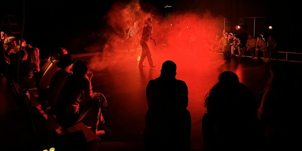 Seks forskjellige bilder fra teaterforestillingen "Inn i forestillinga". Bilder av barn som medvirker til å lage forskjellige tablåer med enkle rekvisitter på scenen.