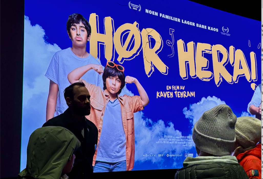 Regissør Kaveh Tehrani sammen med barn etter kinovisning av filmen "Hør her'a!"