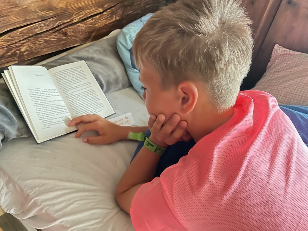 Et barn leser en bok.