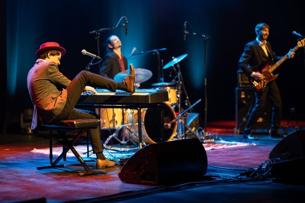 Daniel Røssing Trio fra konserten En hyllest til Chuck Berry. Marked for musikk 2020. En spiller piano, en spiller trommer og en spiller bass.