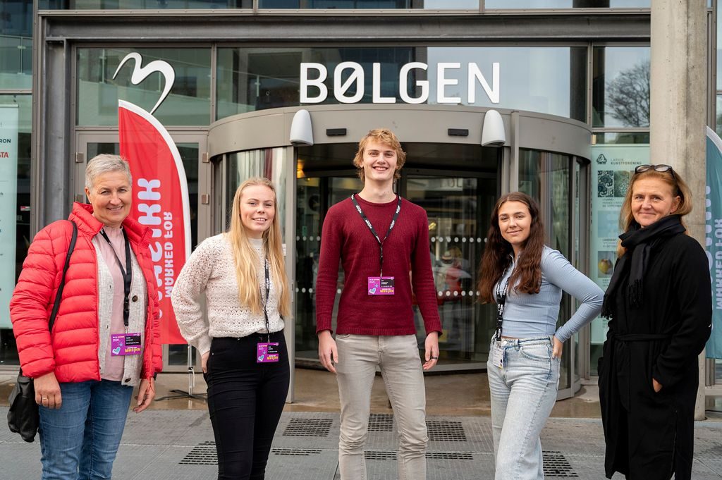 Bilde av fem personer i forbindelse med gjennomføringen av kurs for Unge arrangører på Bølgen Kulturhus