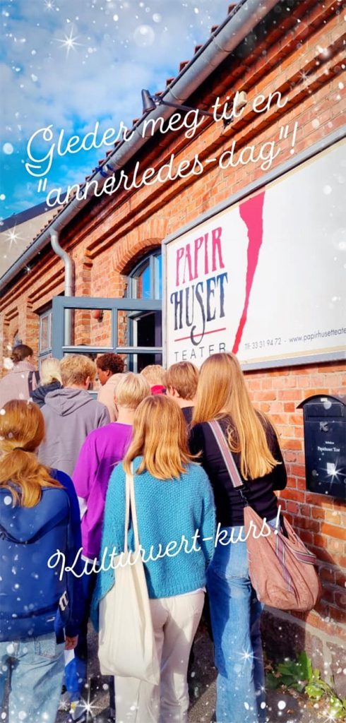 Elever på vei inn på Papirhuset i Tønsberg for å være med på Kulturvertkurs. Det er sol og blå himmel. 