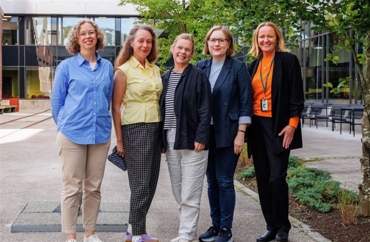 F.v. Charlotte Espeland i Vestland fylkeskommune, Charlotte Blanche Myrvold i Kulturtanken, Anita Torsvik, Stine Ravnå og Ane Malene Sæverot, alle tre frå Høgskulen på Vestlandet. Alle ser i kameraet og smiler.