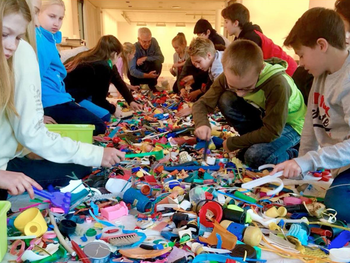 Barn og utøvar i aksjon på verkstaden i produksjonen "Eit hav av plast".