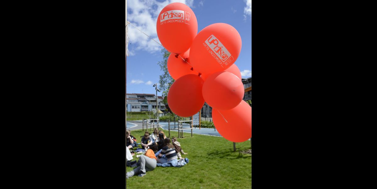 Bilde av røde ballonger med uprislogo