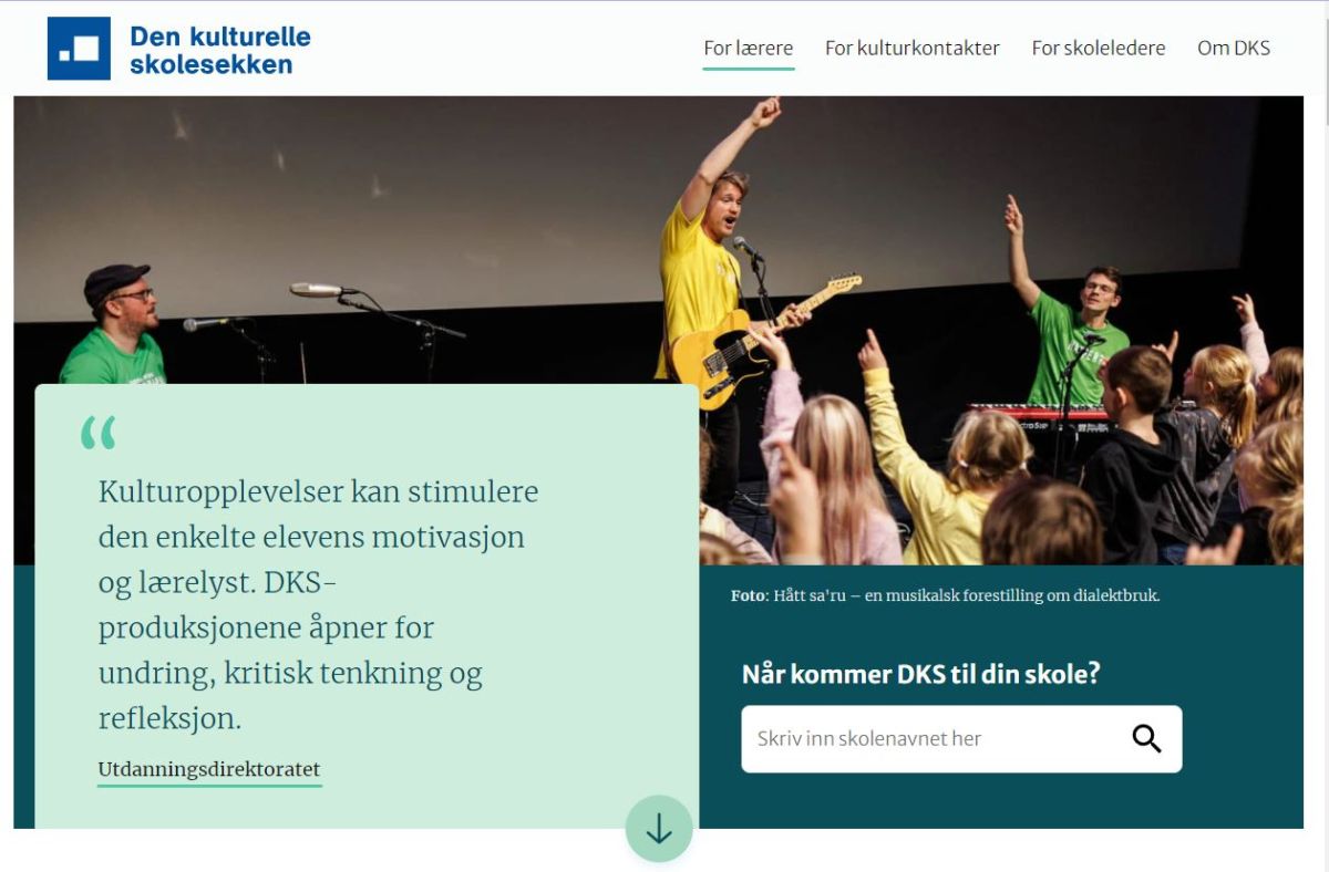 Skjembbilete frå nettsida dkskommer.no. Bilete av eit band som spelar for elevar. Tekst om DKS.