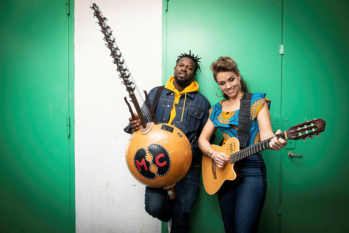 Musikarane Sousou og Maher poserer med instrumenta sine.