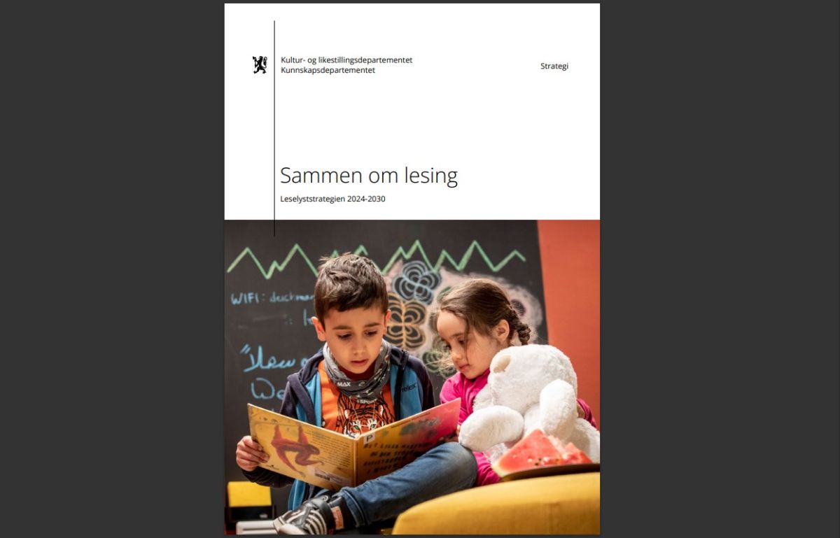 Bilete av forsida på Leselyststrategien "Sammen om lesing 2024 - 2030". Framside med tekst og bilete av to barn som ser i ei barnebok.