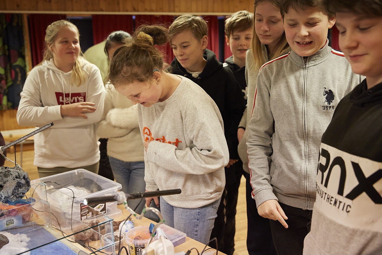 Åtte elever fra 7. trinn på Bjørnemyr skole ser på animasjonsutstyret. (Foto: Tanja Steen/DKS Viken)