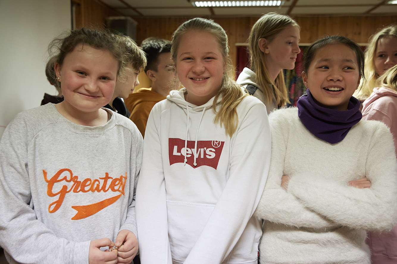 Elevene Lotte, Anna og Nora fra 7. trinn på Bjørnemyr skole ser i kameraet og smiler. (Foto: Tanja Steen/DKS Viken)