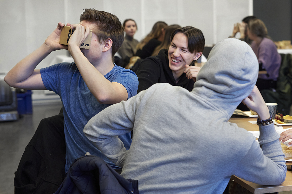 Tre elever fra Frogn videregående skole prøve VR-briller og ler. Foto: Tanja Steen/DKS Viken.