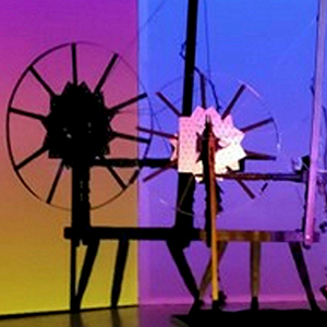 Bilde av et hjul og andre gjenstander som er satt sammen til en lydforestilling.